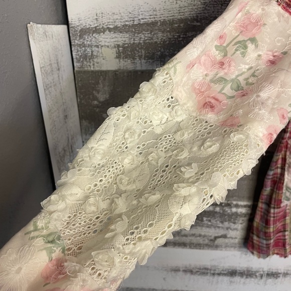 POL Lace-Trim Floral Blouse in Pink and Cream - Picture 5 of 15